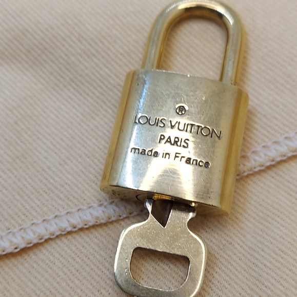 Louis Vuitton Key and Dust Bag Bundle (Exclusive to Shoppers who buy a Bag) - Picture 3 of 3